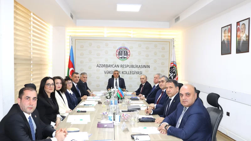 Bir vəkilə xəbərdarlıq edildi, biri isə cərimələndi