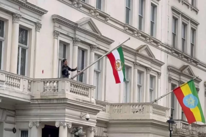 Londonda İran səfirliyinə hücum olundu - Video